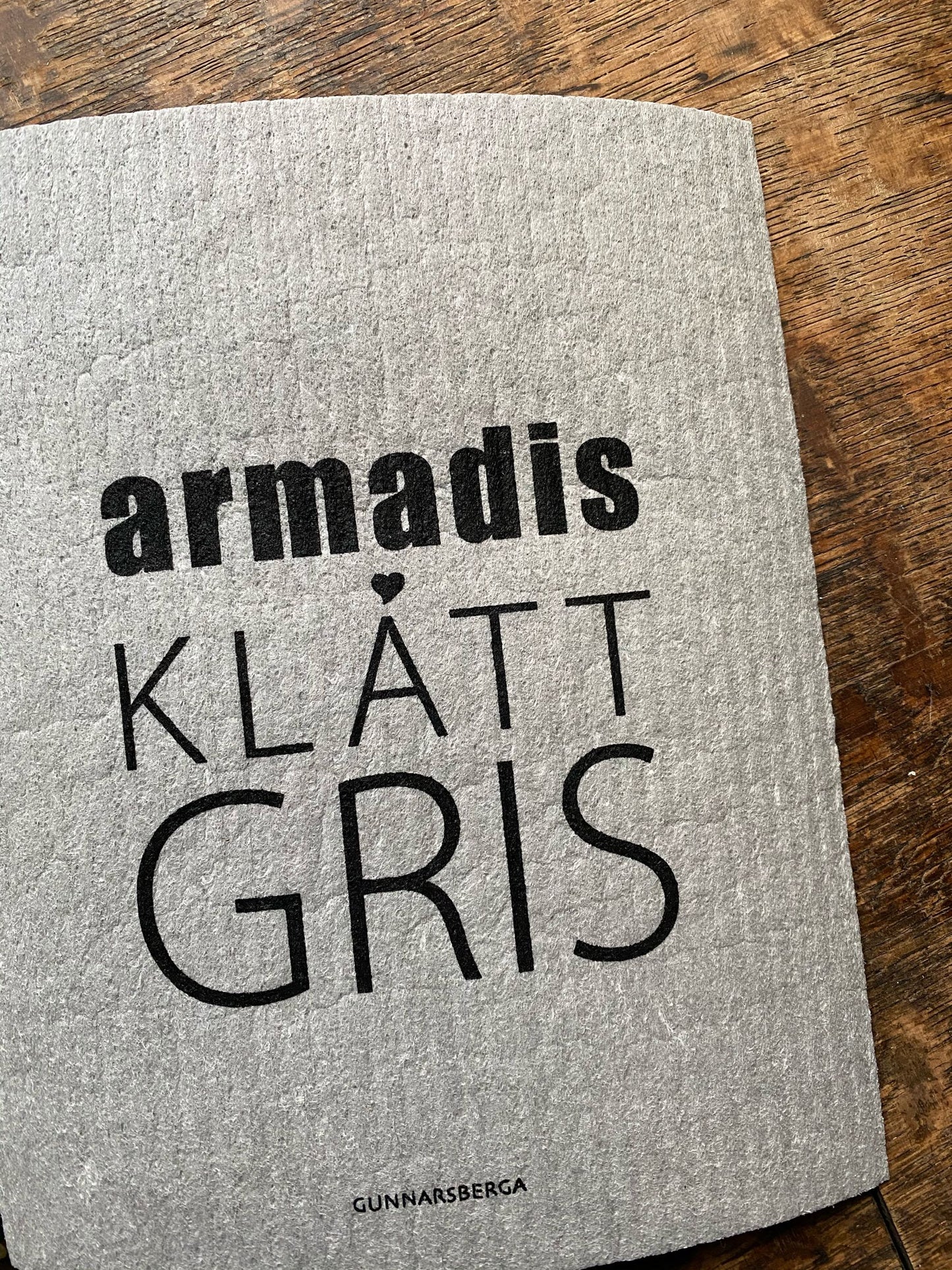 Armadis klåttgris disktrasa dialekt-trasa dialekt-tavla presenttips gåbortpresent gunnarsberga roliga gåvor humor